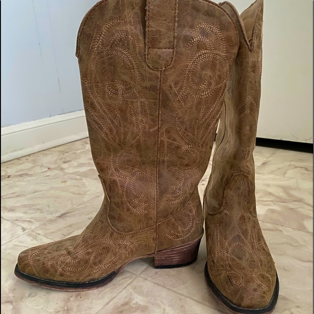 Like New, brown Ariat Women’s roper boots size 5. Worn twice.